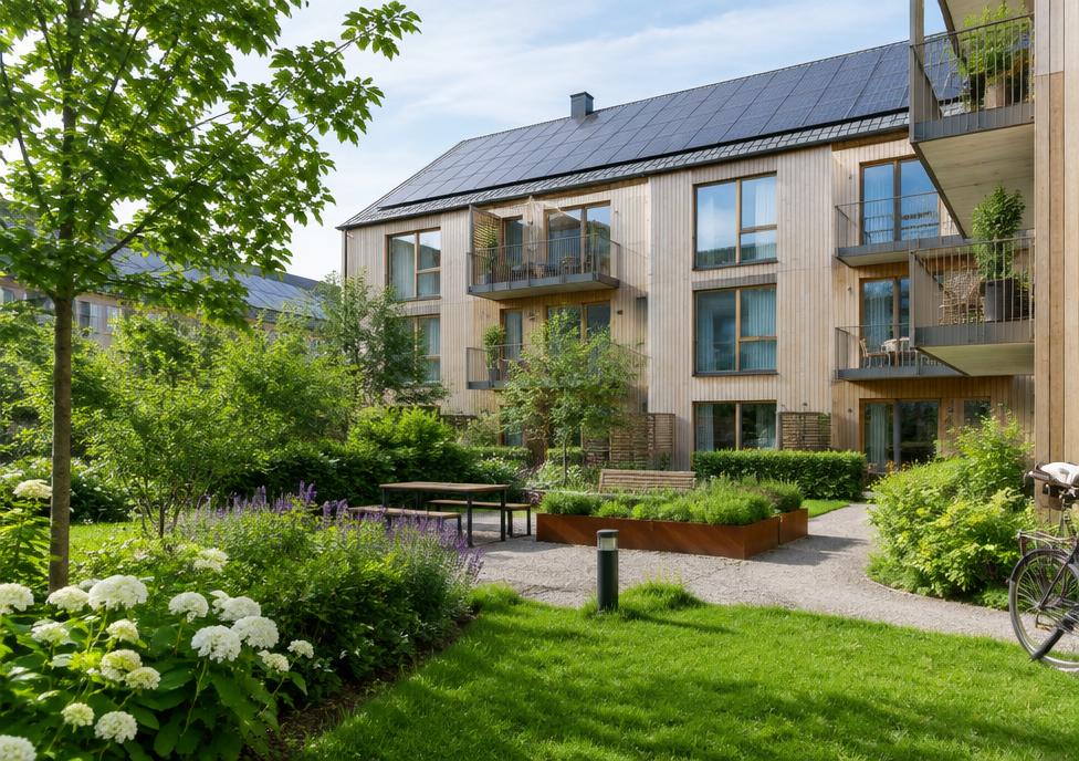 Grönskande innergård framför bostadshus med solpaneler